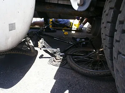 Idoso de bicicleta é atropelado por caminhão em Três Lagoas