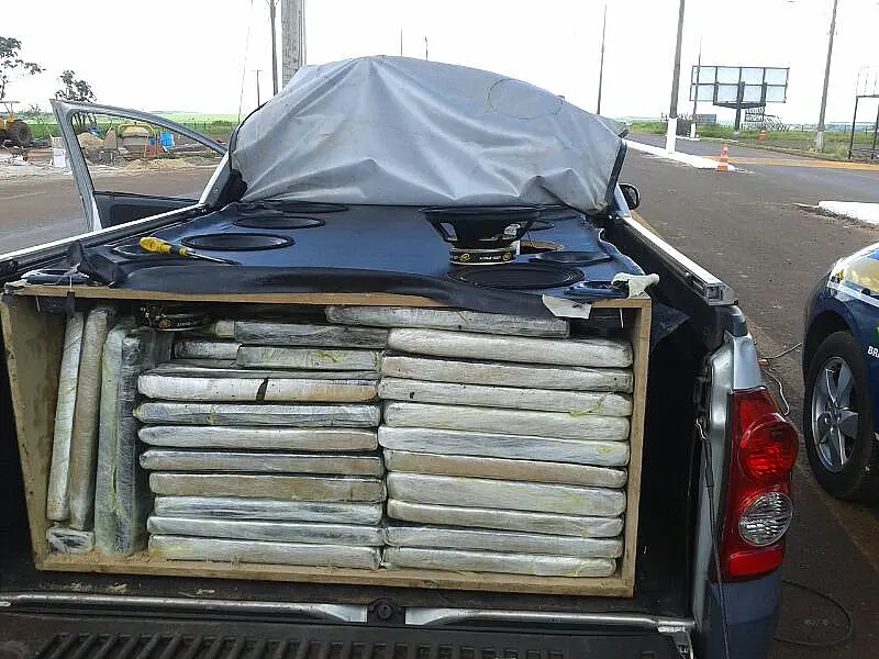 Polícia apreende veículo com 500 kg de maconha