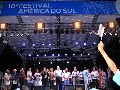 Puccinelli destaca a melhora em cada edição do Festival durante abertura nessa quarta