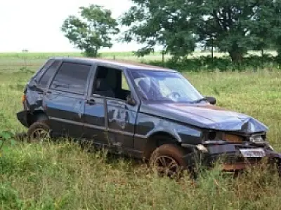 Motorista perde controle e veículo capota em Vicentina