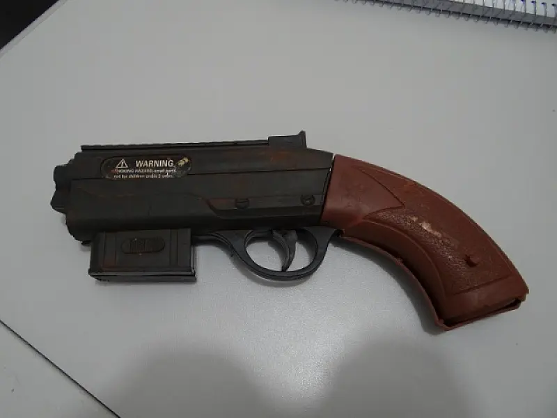 Ladrão atrapalhado perde arma e bike em assalto