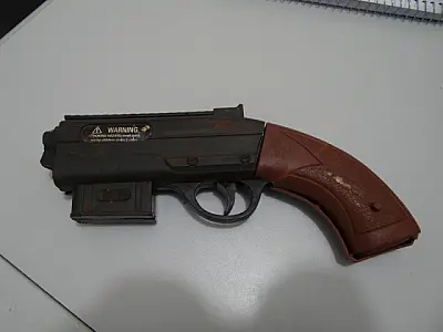 Ladrão atrapalhado perde arma e bike em assalto