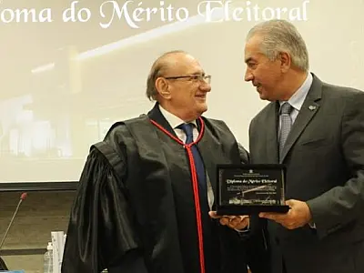 Reinaldo Azambuja recebe maior honraria da Justiça Eleitoral de Mato Grosso do Sul
