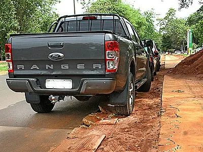"Desatentos", motoristas continuam danificando a nova estrutura do Parque dos Poderes
