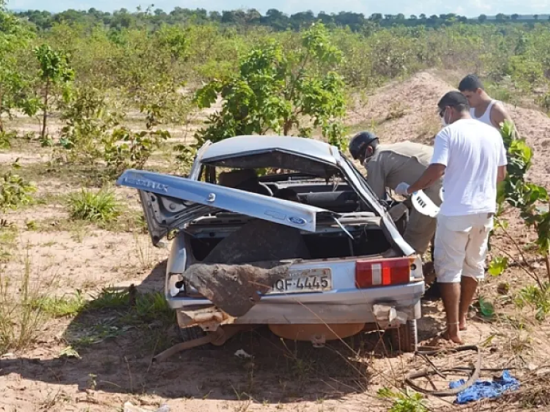 Mulher morre no hospital após ser lançada do carro durante capotamento em Coxim