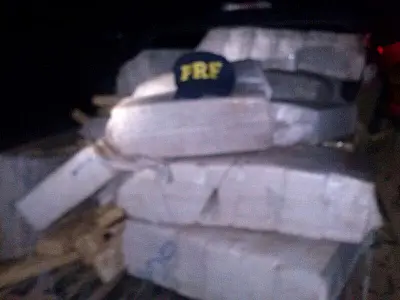 Veículo roubado é recuperado com mais de 1 quilo de maconha