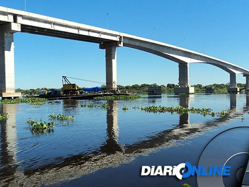 Após dois anos, começa retirada de barcaça que colidiu contra ponte