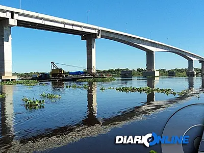 Após dois anos, começa retirada de barcaça que colidiu contra ponte