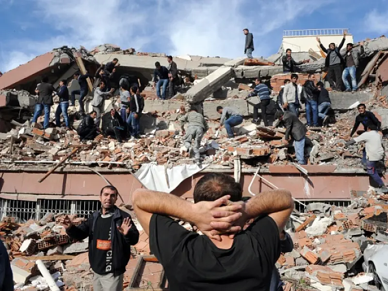 Terremoto de 7,3 graus atinge a Turquia