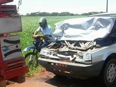 Um Carro de passeio bate em traseira de F-1000 na MS-156