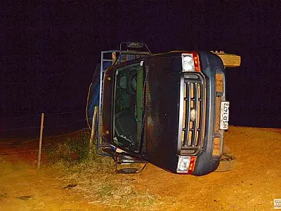 Passageira morre após camionete tombar em São Gabriel do Oeste