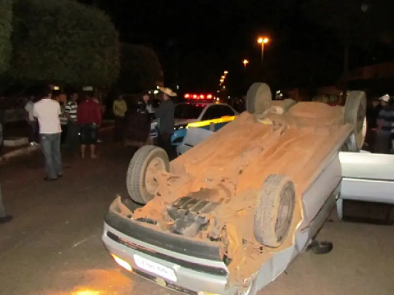 Após colisão, jovem capota veículo em Três Lagoas