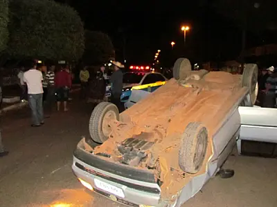 Após colisão, jovem capota veículo em Três Lagoas
