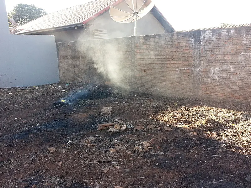 Homem é autuado por incêndio em terreno baldio pela PMA