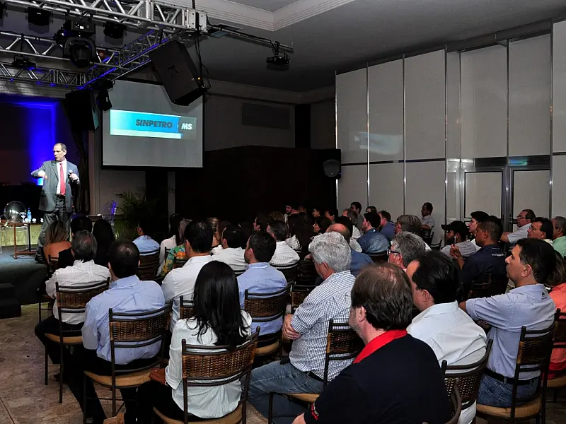 Com a presença de Ciro Gomes, workshop reúne dezenas de revendedores na Capital