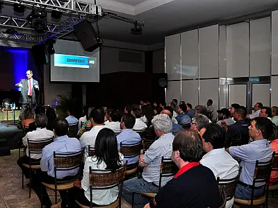 Com a presença de Ciro Gomes, workshop reúne dezenas de revendedores na Capital