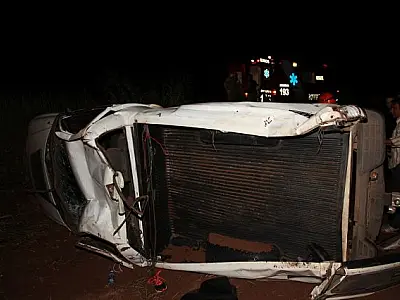 Motorista dorme ao volante e capota várias vezes na BR-163