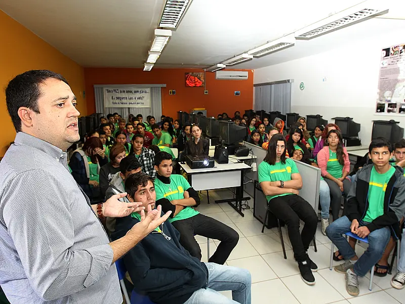 Marcio Fernandes apresenta trabalho do legislativo para jovens estudantes