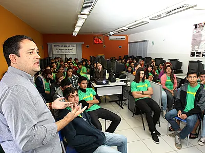 Marcio Fernandes apresenta trabalho do legislativo para jovens estudantes