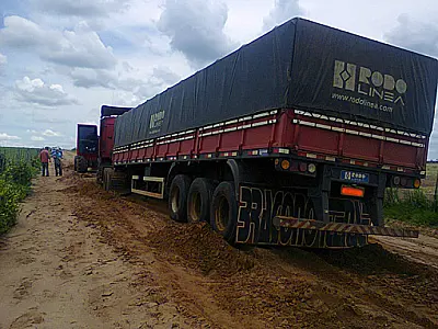 PMs recuperam carreta roubada em Bataguassu