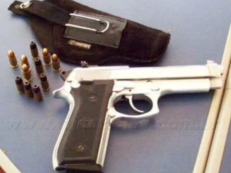Homem é detido com pistola e munição