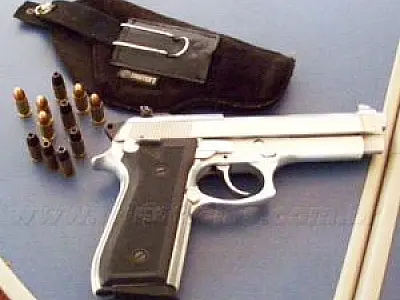 Homem é detido com pistola e munição