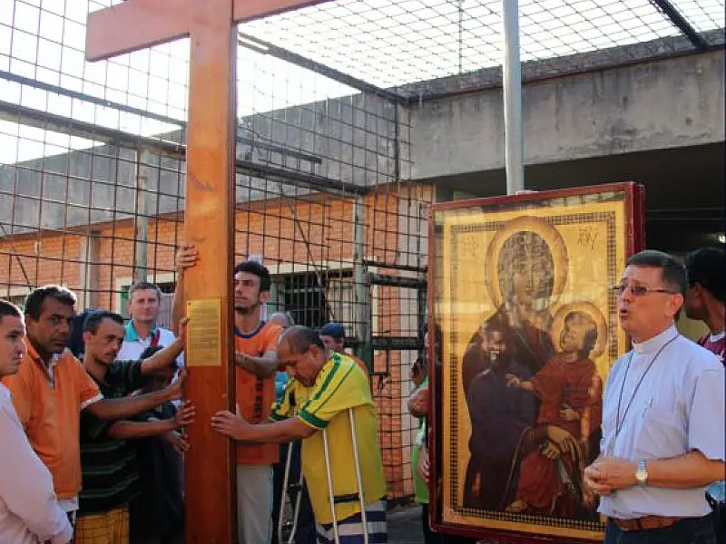 Fé e emoção marcam passagem da Cruz Peregrina em presídio de Campo Grande