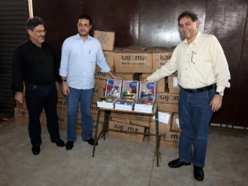Prefeitura da Capital recebe carretas com kits escolares