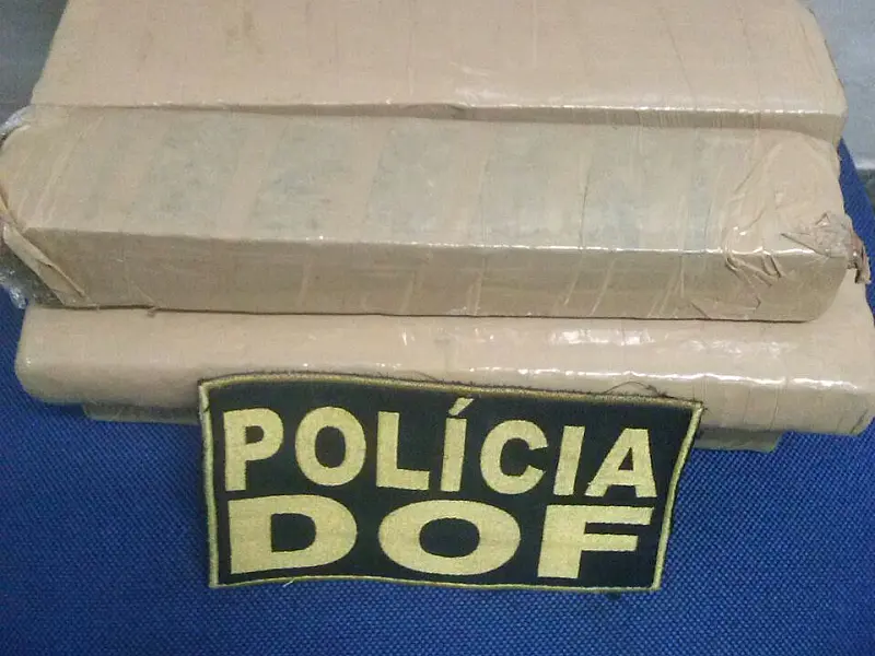 Policiais apreendem maconha com adolescente em ônibus