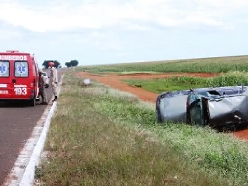 Homem cochila ao volante e capota na BR 060
