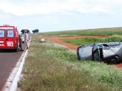 Homem cochila ao volante e capota na BR 060