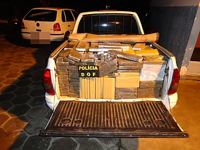 Em dois veículos, menores transportavam mais de 1,1 tonelada de maconha