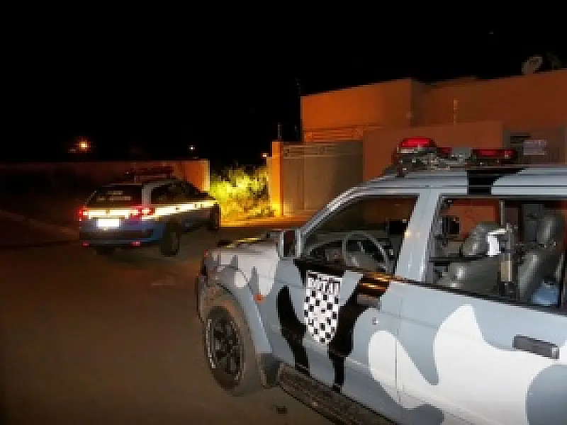 Suspeito de embriaguez, motorista tenta se esconder da PM