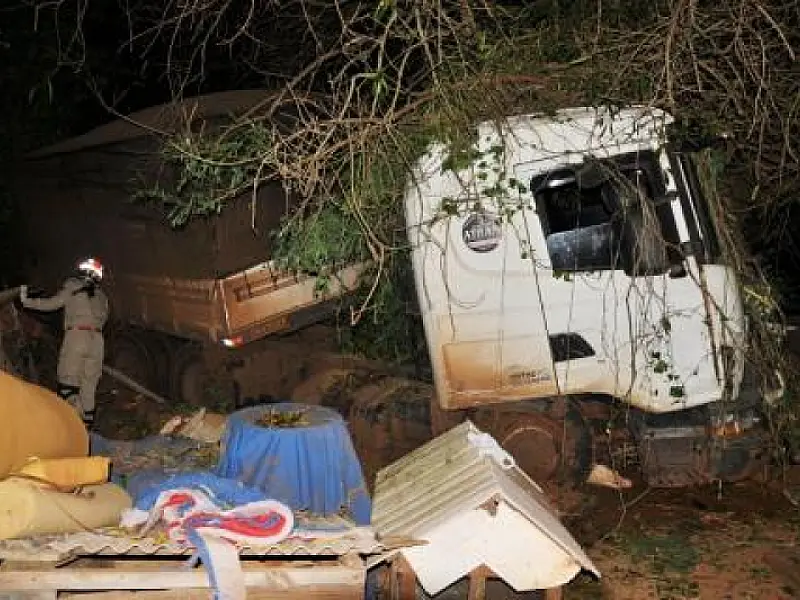 Motorista de carreta sai da pista e invade barracos na BR-163
