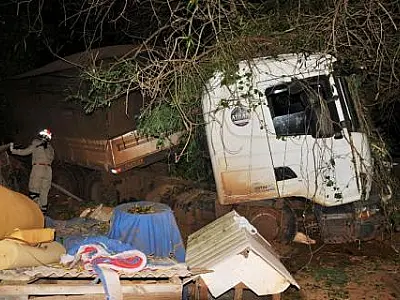 Motorista de carreta sai da pista e invade barracos na BR-163