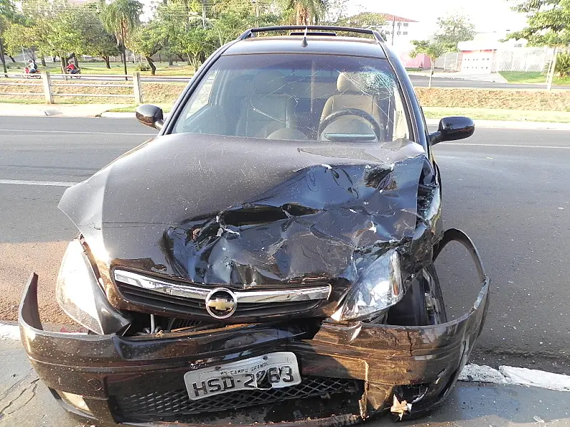 Motorista embriagado bate em carro parado