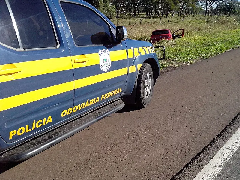 Dois veículos com ocorrência de roubo são recuperados pela PRF
