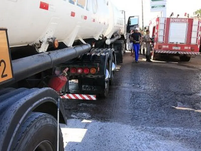Carreta com diesel tem princípio de incêndio em Coxim