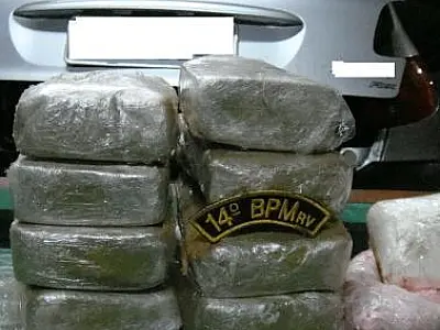 Polícia Militar prende dupla por tráfico de drogas