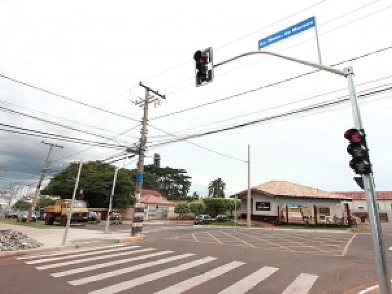 Prefeitura instala semáforo na Mascarenhas de Moraes com rua Sacramento