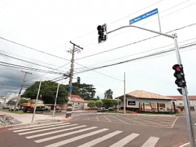 Prefeitura instala semáforo na Mascarenhas de Moraes com rua Sacramento