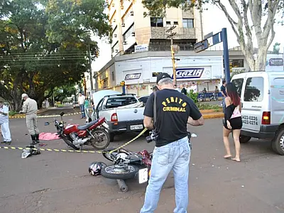Jovem fura o sinal vermelho em Dourados e morre em colisão com carro
