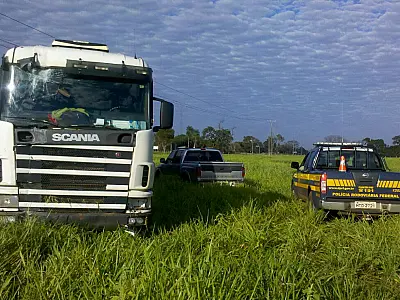 Condutor de caminhão tanque tenta fugir após ser flagrado com cigarros