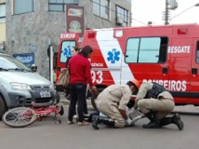 Ciclista idoso colide em veículo no centro de Nova Andradina