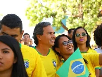 Milhares se reúnem na praça da copa para ver Brasil contra México