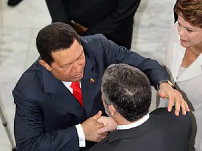 'Fuerza, fuerza', diz Hugo Chávez ao cumprimentar Palocci