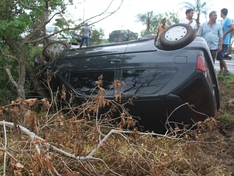 Veículo sai da pista após colidir em caminhão na MS 376 em Vicentina