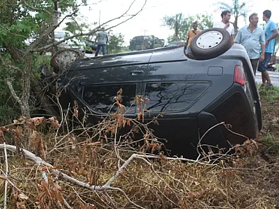 Veículo sai da pista após colidir em caminhão na MS 376 em Vicentina