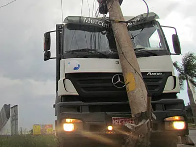 Caminhão carregado de eucalipto colide em poste de energia em Três Lagoas