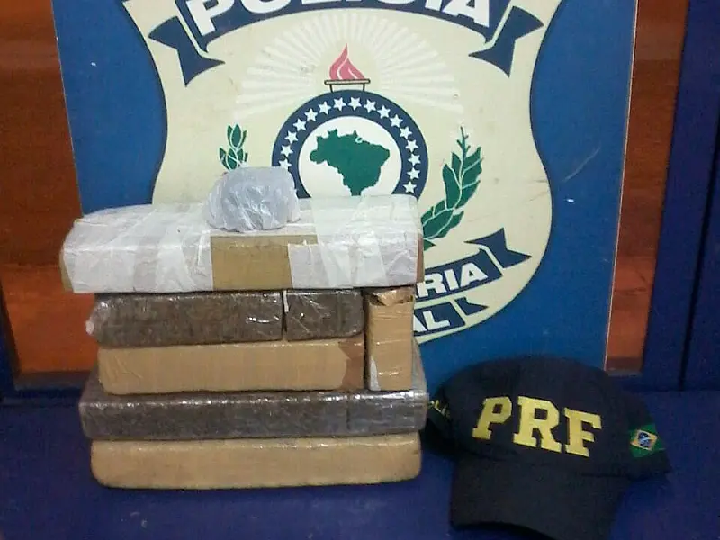 PRF recupera veículo roubado em SP e prende jovem com maconha